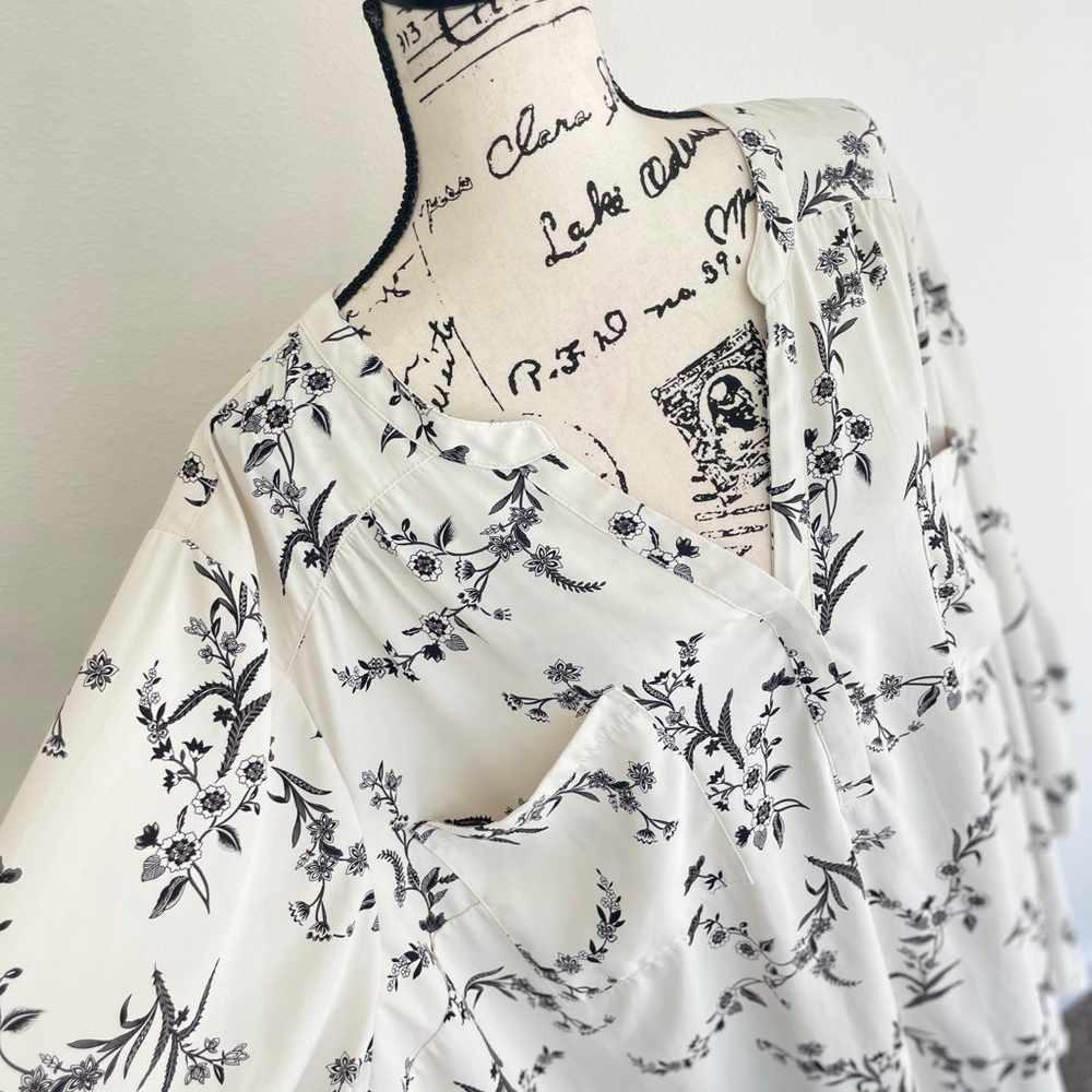 Torrid Harper Blouse Floral Black ivory size 5xl Smocked V neck Aesthetic core - Picture 9 of 15